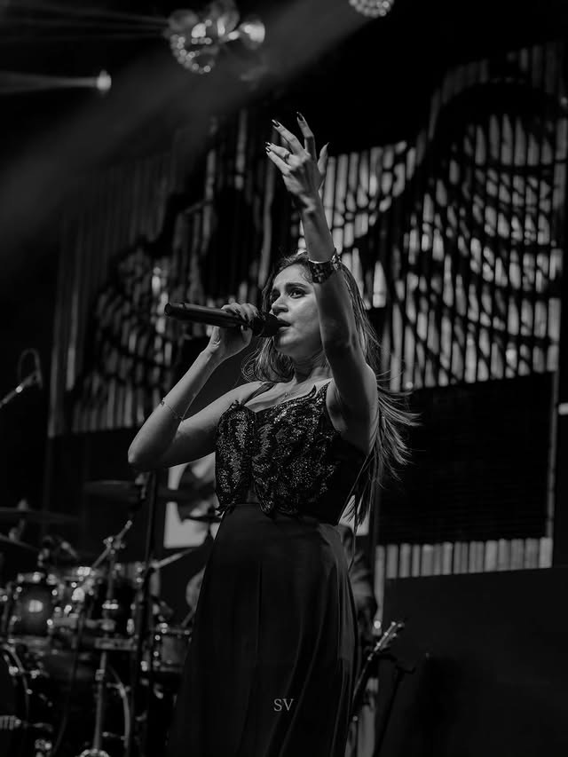 Black and white live singer photography by Savio Visuals