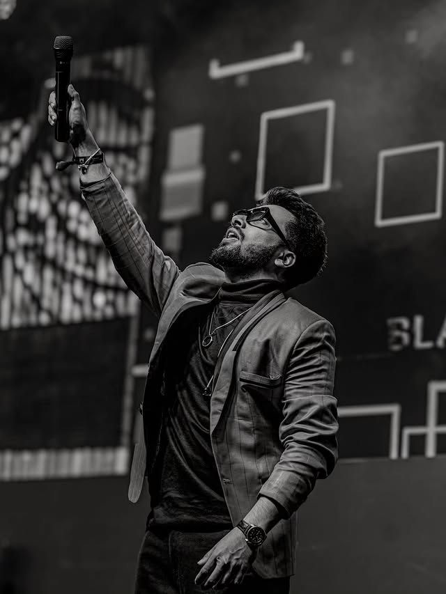 Black and white live performer photography by Savio Visuals