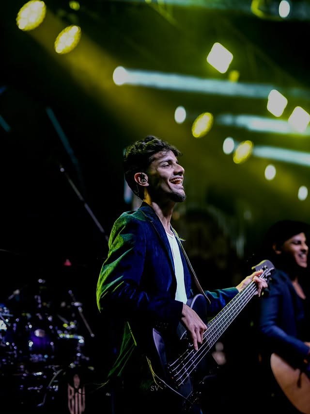 Live bassist photography by Savio Visuals