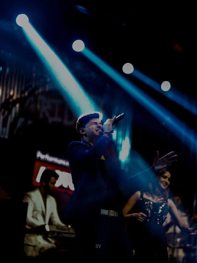 Live singer photography by Savio Visuals